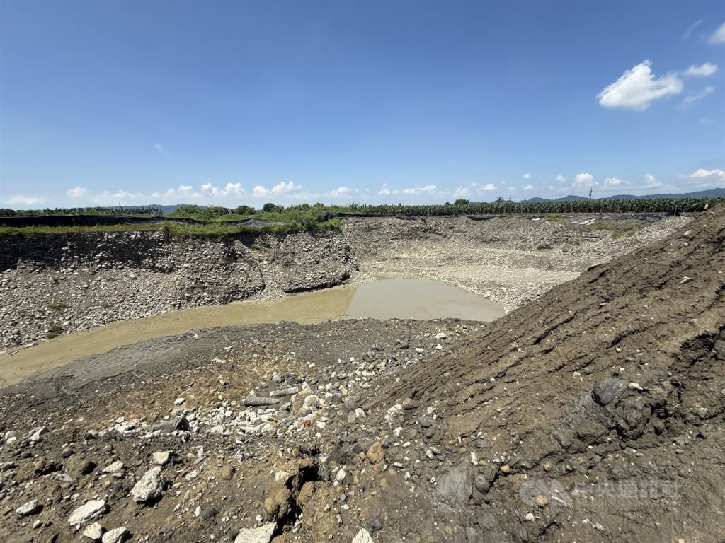 高雄市美濃區農地遭不法盜採土石及回填廢棄物，現場留下的巨大坑洞。（中央社檔案照片）