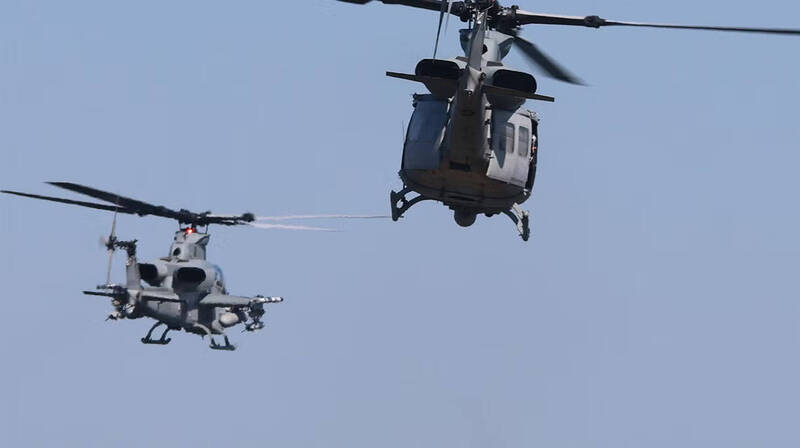 美國海軍陸戰隊AH-1Z「蝰蛇」（Viper）攻擊直升機（左）掛載「紅狼」飛彈測試。 圖：翻攝L3Harris