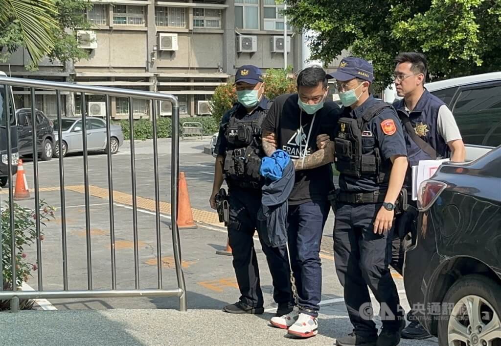 前76行者召集人陳修將（左2）虐打女友致死判刑確定棄保潛逃，彰化警方於114年5月將他逮捕歸案，並解送彰化地方檢察署。（中央社檔案照片）