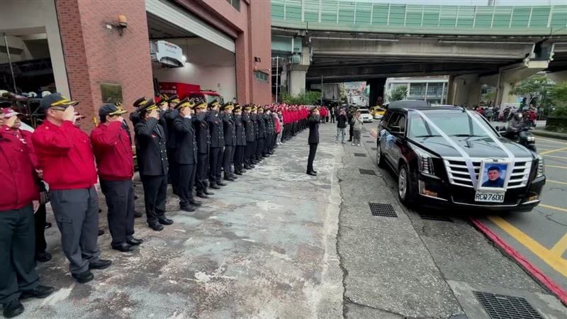 勇消詹能傑為救人殉職，今日移靈巡禮，第一分隊與仁愛分隊同仁敬禮送最後一程。 圖：翻攝畫面