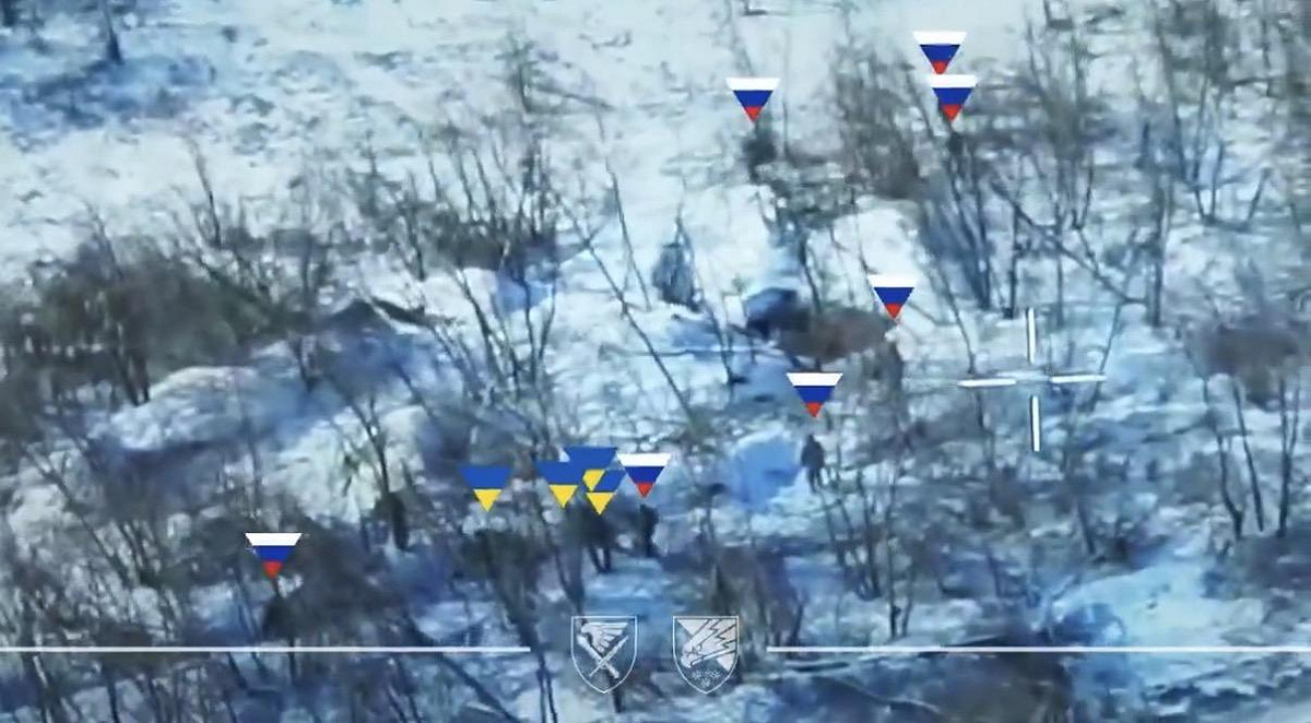 烏克蘭空中偵察無人機在巡邏中即時發現了押送烏軍的俄國軍隊。 圖：翻攝自 X