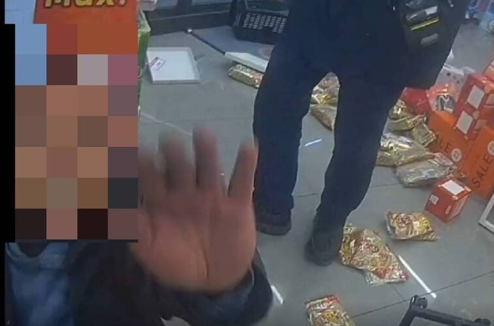 男子因情緒失控持安全帽猛砸藥妝店。 圖：翻攝畫面