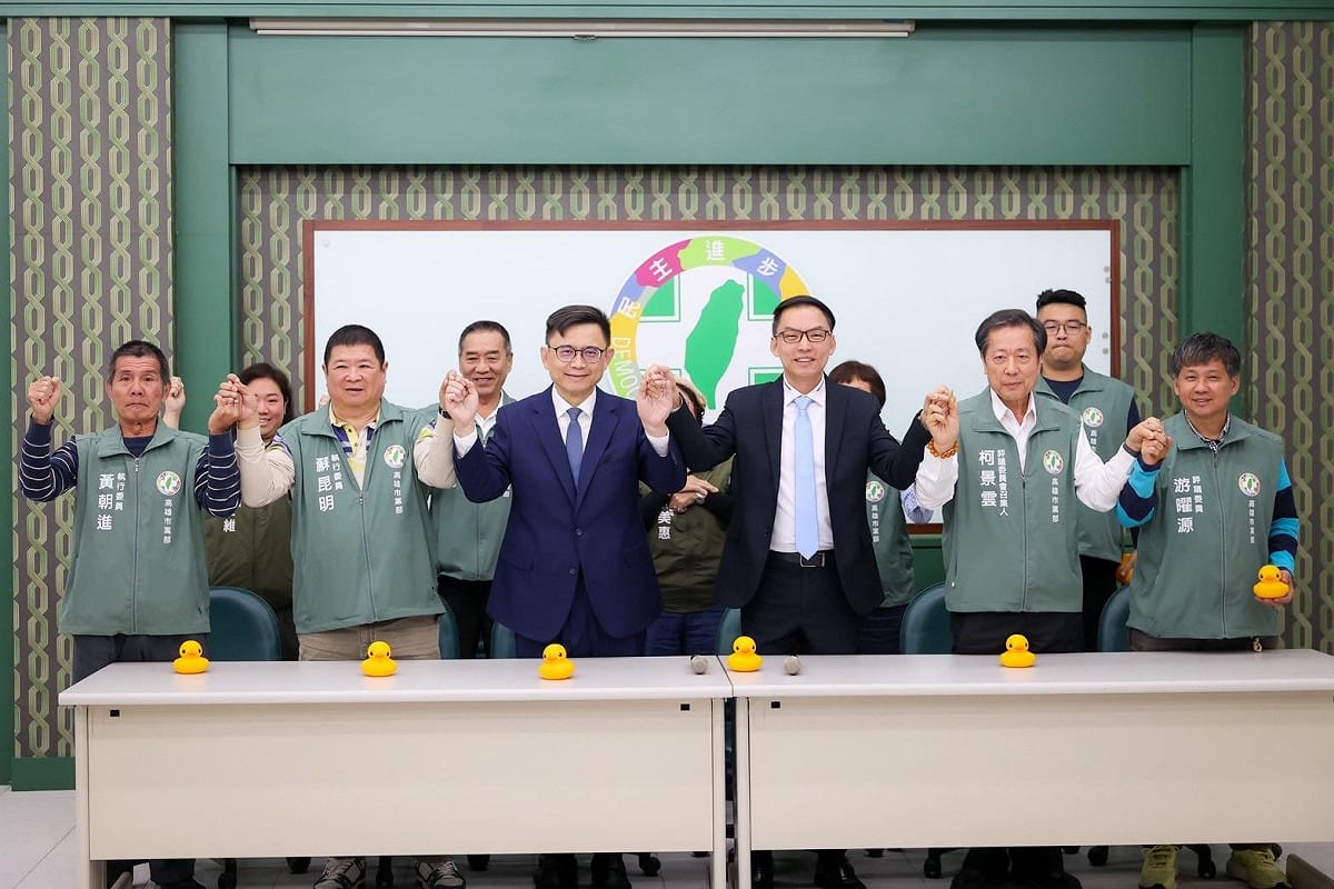 賴瑞隆(前排左三)赴高雄市黨部拜會主委、評召及執評委幹部。 圖：賴瑞隆辦公室/提供