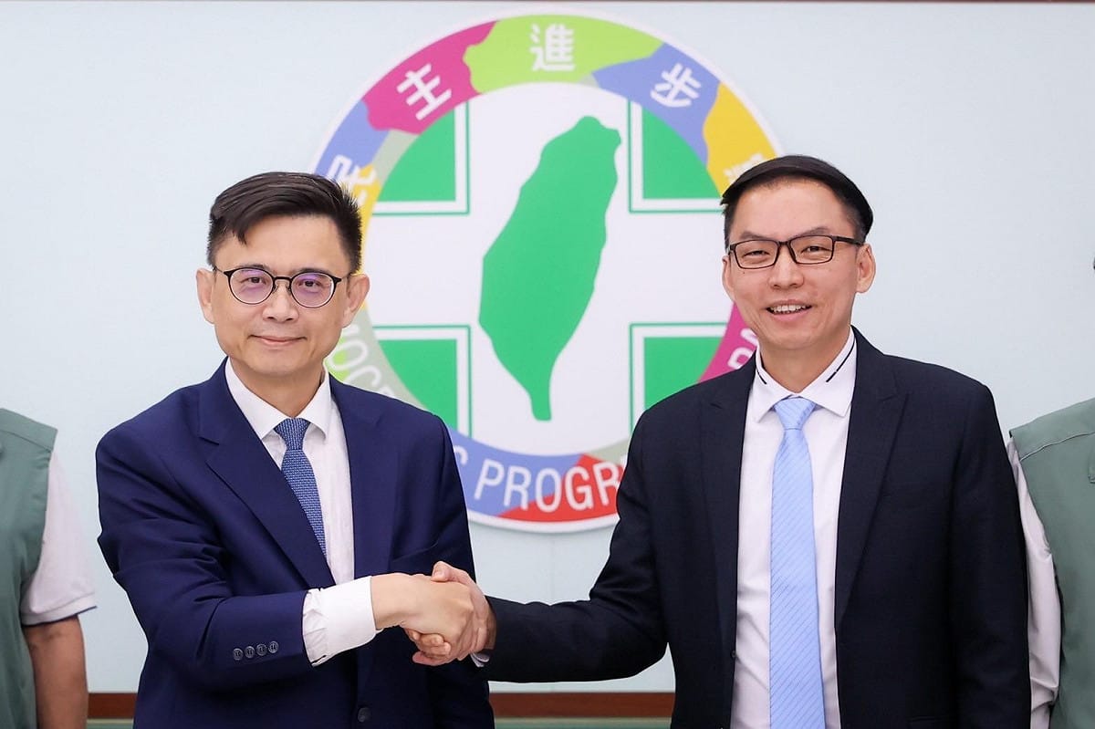 賴瑞隆(左)與黃文益(右)達成高度共識，展現團結一致的決心。 圖：賴瑞隆辦公室/提供