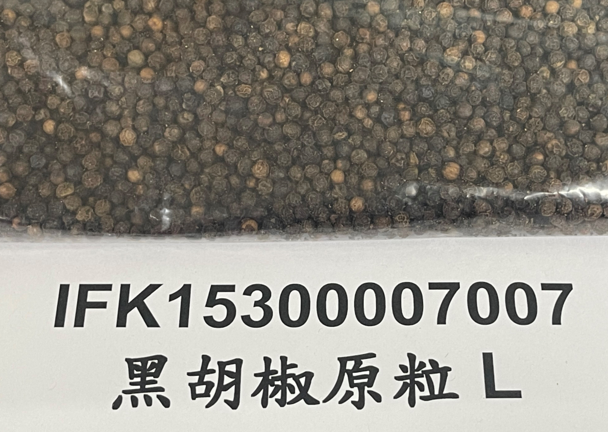 越南黑胡椒粒，檢出含非法定著色劑「蘇丹色素四號」。 圖：翻攝自食藥署官網