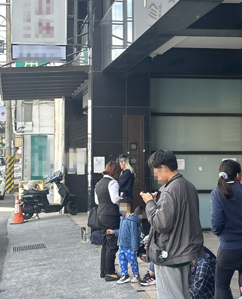 彰化一間皮膚科診所每日門診爆滿，「代排黃牛」稱1次1500元，衛生局展開調查。 圖：民眾提供