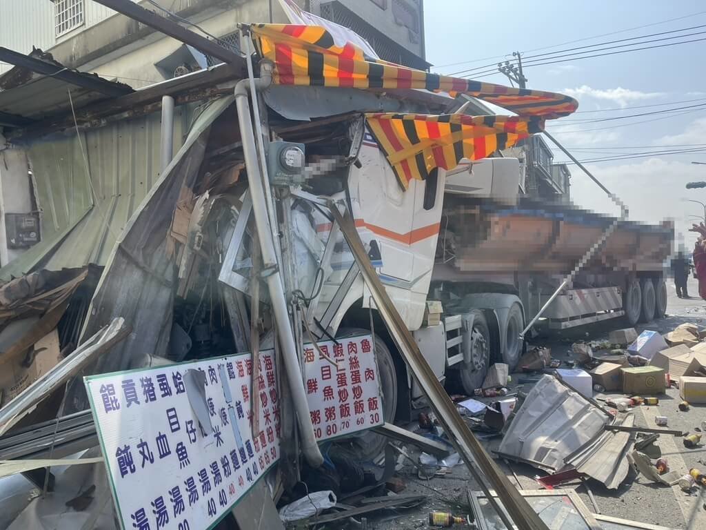 嘉義縣朴子市3日上午發生砂石車與小貨車車禍，砂石車失控撞入路旁早午餐店家，現場觸目驚心。（嘉義縣消防局提供）中央社記者蔡智明傳真　115年2月3日