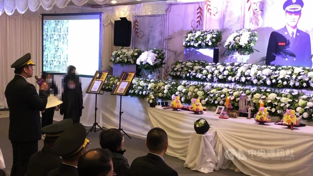 基隆消防小隊長詹能傑奮勇救人殉職，消防局科長余宗庭（左持麥克風者）3日在公祭宣讀同儕祭文時，一度難忍情緒落下男兒淚。中央社記者王朝鈺攝　115年2月3日