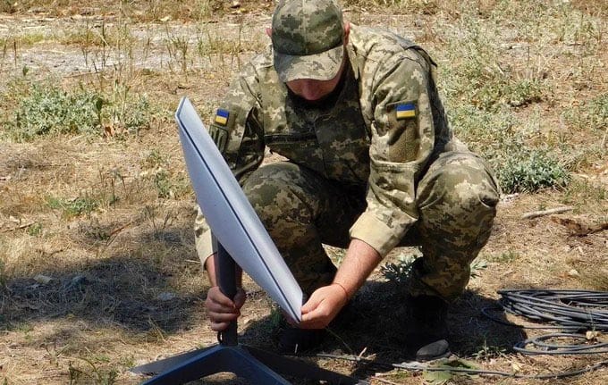 烏軍近期持續加強對俄軍的反擊力度，並宣布將推出「星鏈」系統的白名單制度，試圖阻止俄軍無人機使用相關技術對烏軍目標進行打擊。 圖：翻攝自 @__Inty__ X 帳號