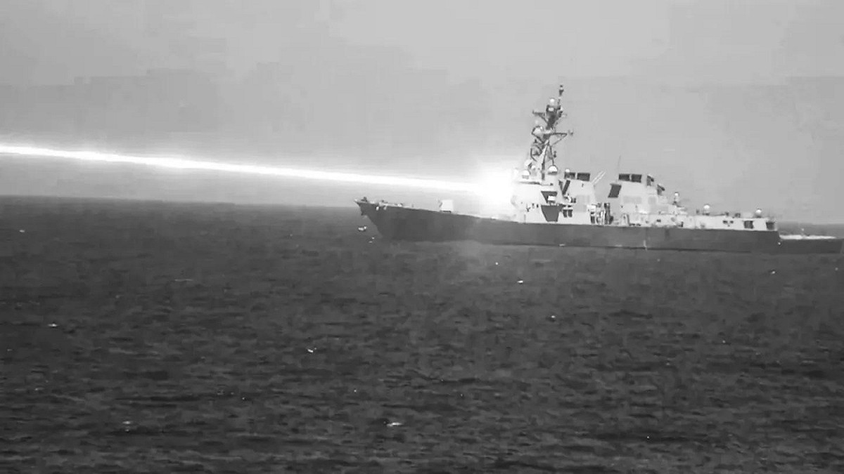 美國海軍驅逐艦「普雷貝爾號（DDG-88）」成功使用60千瓦級高能雷射武器HELIOS擊落4架無人機。 圖：翻攝US NAVY