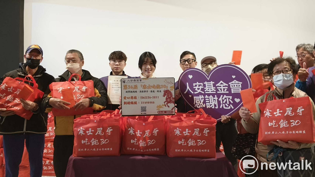 沁泠樂團楊宜蓓團長、陳宗廷老師攜手人安台南站新站，穿梭在街頭夜訪送禮，將愛心年禮與應急紅包雙手遞向寒士。黑夜中的一聲問候、一份關懷，如同立春前的微光，在最寒冷的冬末時，點亮新年的希望。 圖：人安基金會提供