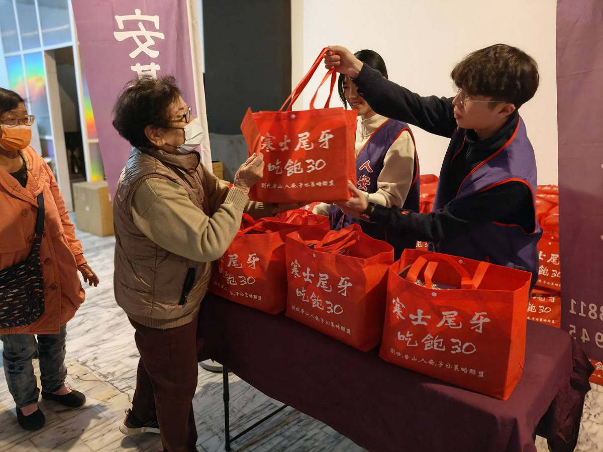 沁泠樂團楊宜蓓團長、陳宗廷老師攜手人安台南站新站，穿梭在街頭夜訪送禮，將愛心年禮與應急紅包雙手遞向寒士。黑夜中的一聲問候、一份關懷，如同立春前的微光，在最寒冷的冬末時，點亮新年的希望。 圖：人安基金會提供
