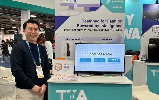 超智諮詢創辦人陳弘益於2026年美國CES展覽現場介紹AI時尚平台「StyTrix」應用成果。 圖：高雄市青年局/提供