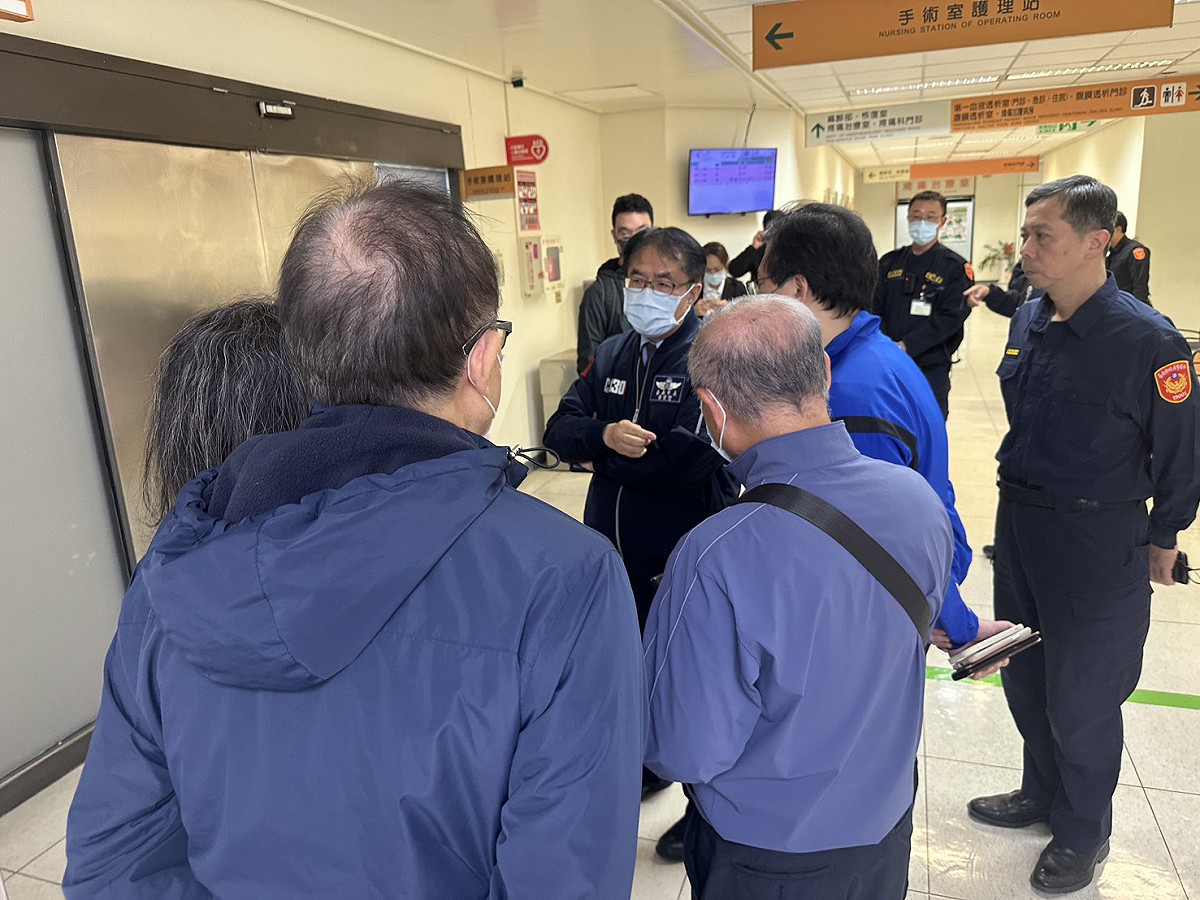 台南市長黃偉哲得知事件後立即趕往醫院探視傷者並表達關心。 圖：翻攝黃偉哲臉書