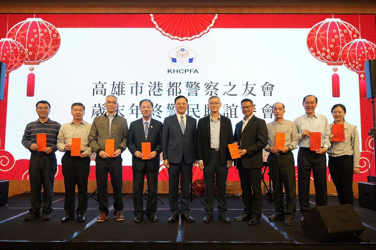 高雄市港都警察之友會頒贈警察局春節加菜金及獎勵金。 圖：高雄市港都警察之友會/提供