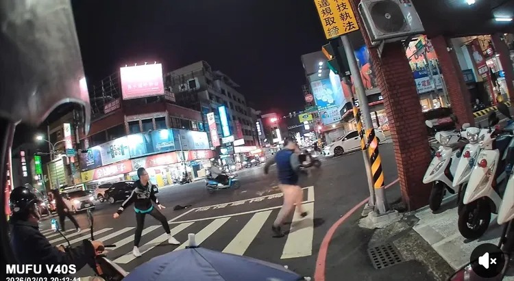 路過外送員錄下陳姓嫌犯當街攻擊路人的過程。 圖：取自《台南大小事》