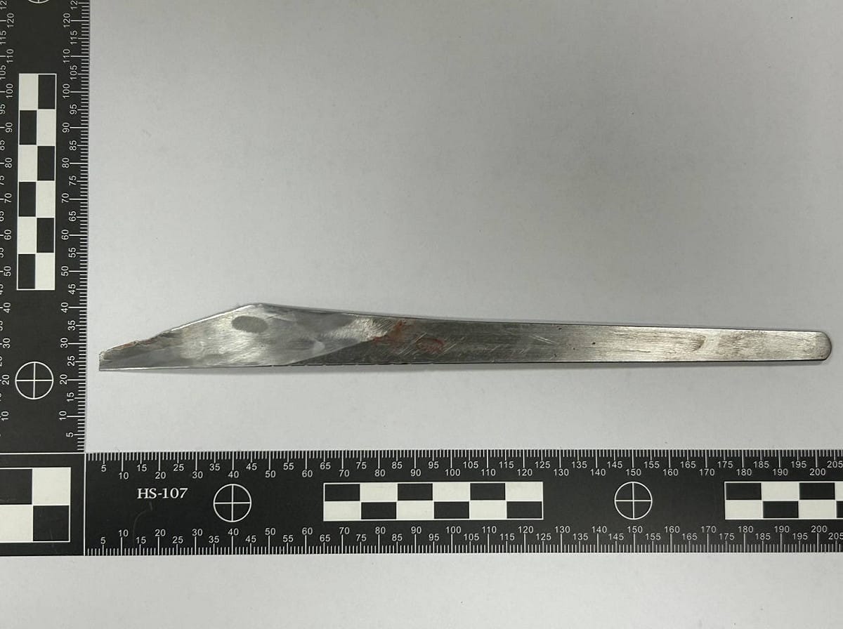男子持預藏的利器隨機攻擊用路人。 圖：警方提供