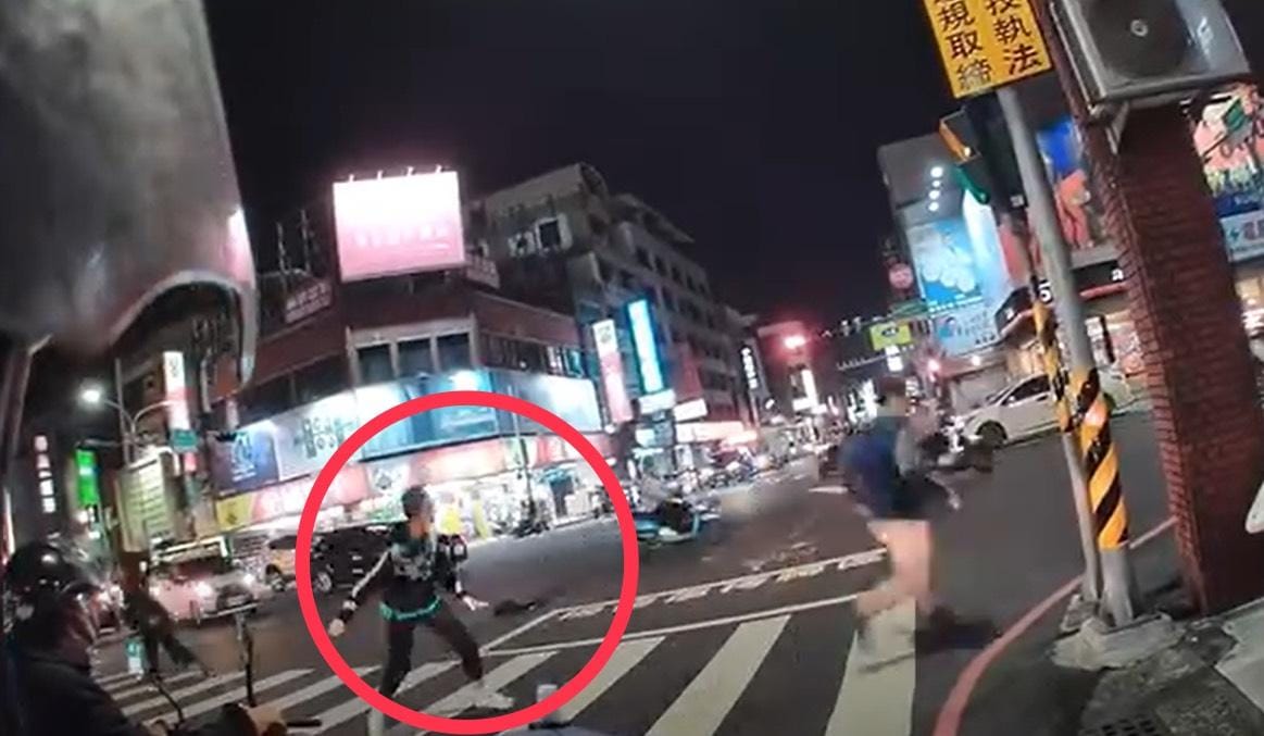 台南市南區昨(3日)晚間一名男子疑因感情受挫，上街持刀攻擊用路人。 圖：翻攝自臉書「台南大小事」