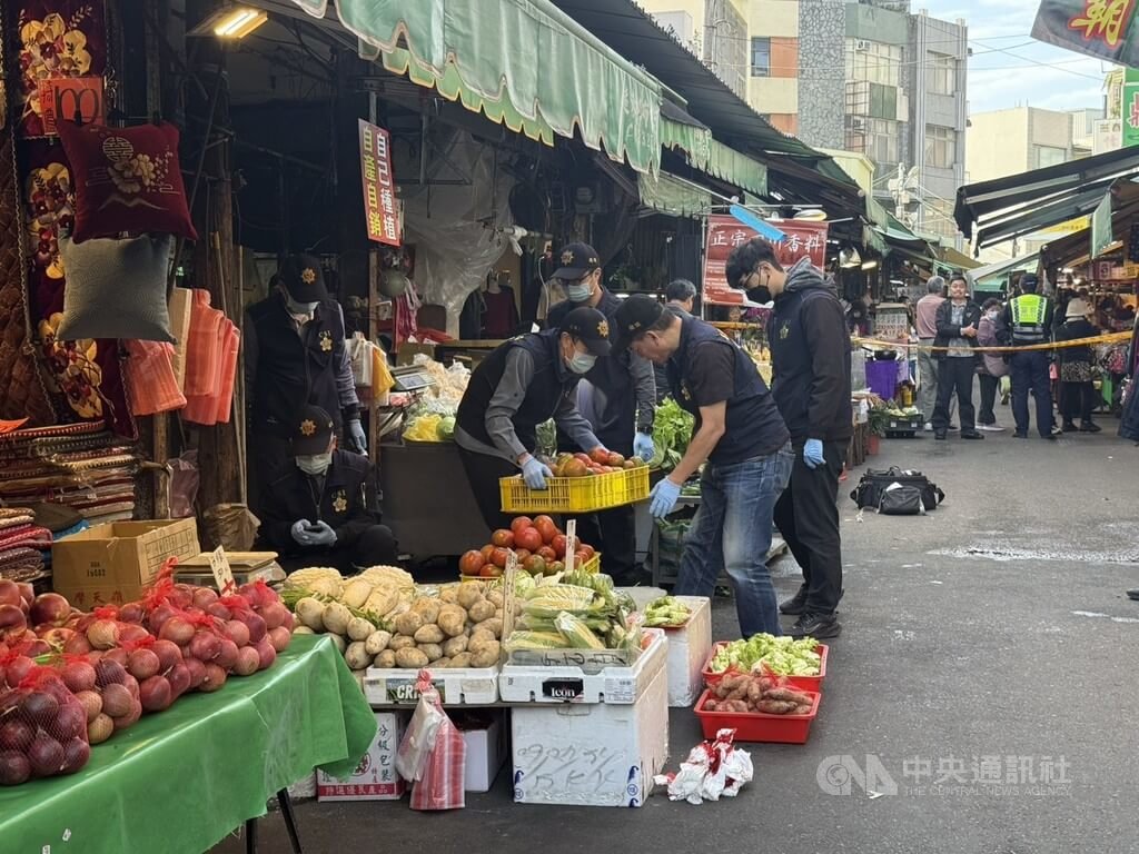 苗栗市南苗市場4日上午發生男子持刀引發恐慌，並於警方到場時攻擊砍傷1名員警，隨後遭開槍制伏，過程中波及1名民眾，事件造成3人受傷送醫。圖為事發後警方現場採證。中央社記者管瑞平攝　115年2月4日