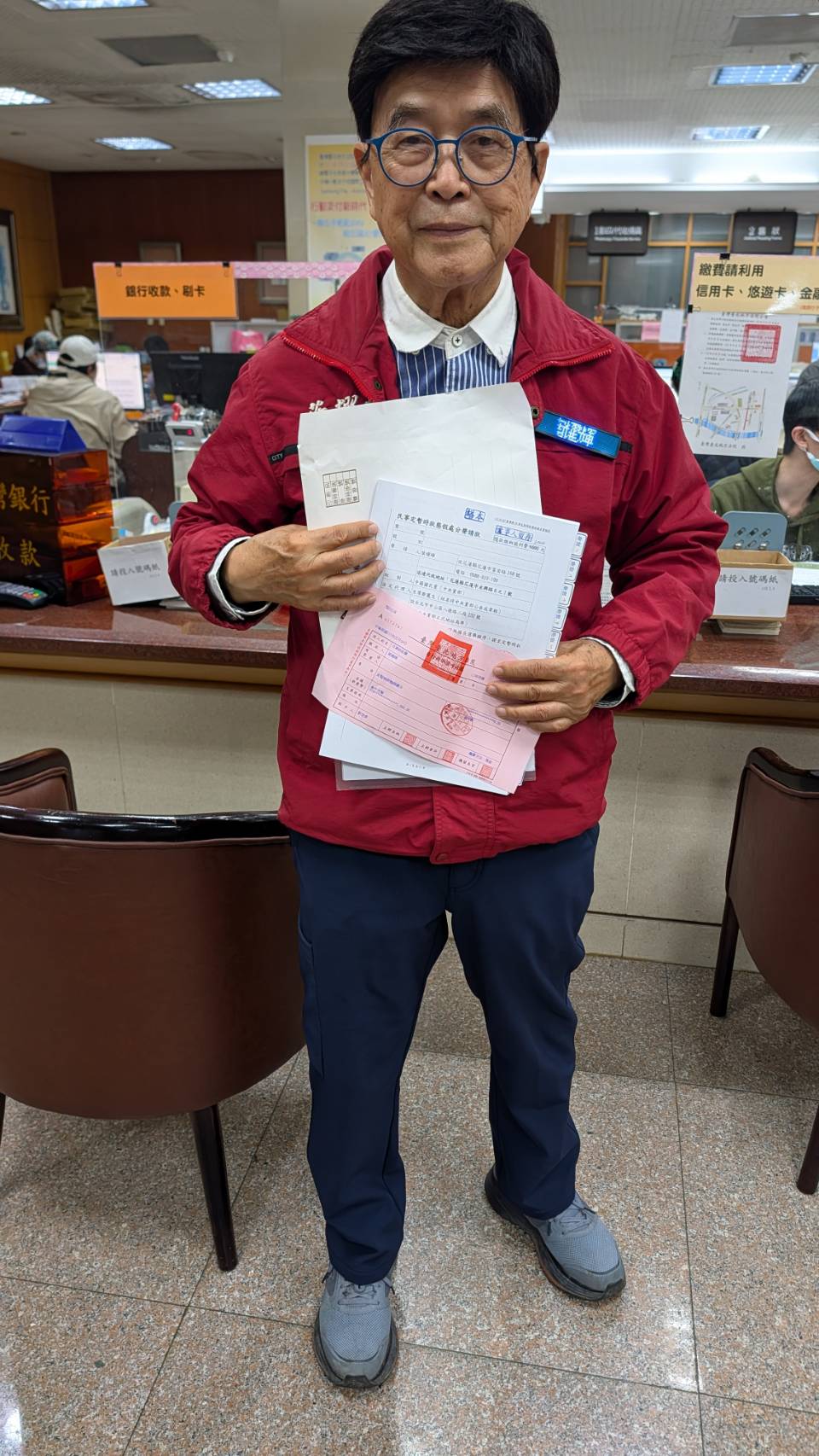 前花蓮市長葉耀輝到台北地方法院提出民事定暫時狀態假處分。 圖：何啟聖/提供