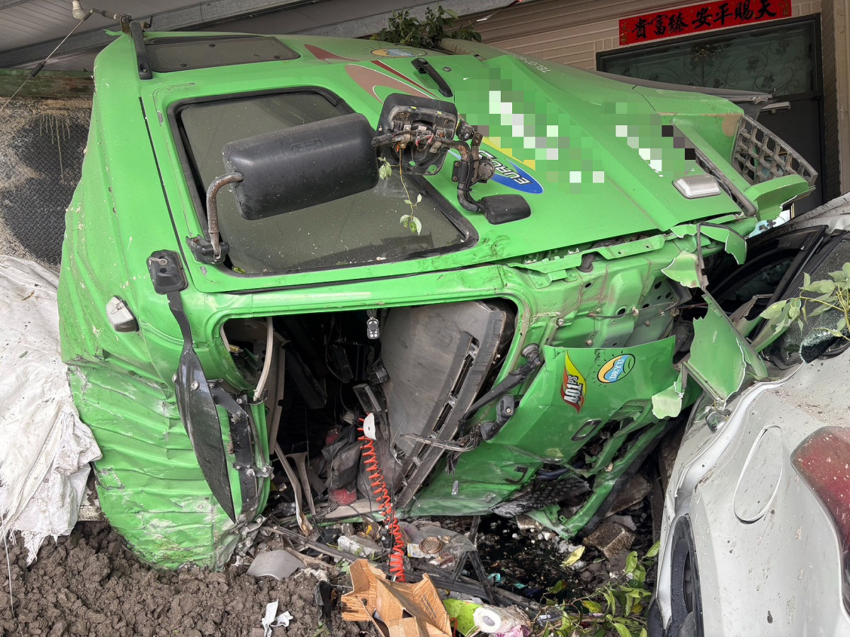 拖板車猛烈撞擊民宅，造成車身凹陷，駕駛當場死亡。 圖：翻攝自臉書記者爆料網