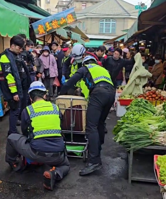 苗栗鍾姓男子持刀砍傷員警，遭警開槍制伏。 圖：翻攝自臉書記者爆料網