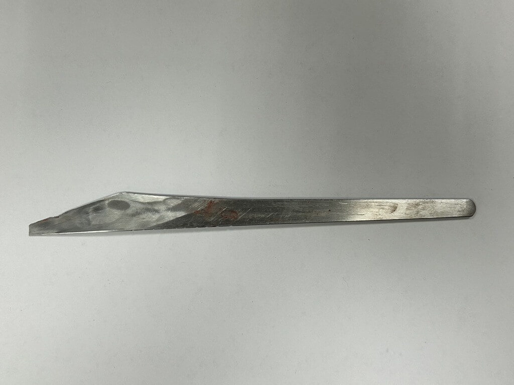 台南陳姓男子3日晚上在南區金華派出所前持刀攻擊路人，造成2人受傷，警方迅速逮人，4日訊後依傷害罪嫌送辦，且建議檢方預防性羈押。圖為凶器－足療刀。（台南市警局提供）中央社記者張榮祥台南傳真 115年2月4日