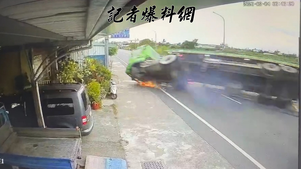 台東一輛拖板車失控滑行，橫越車道後猛烈撞擊路旁民宅。 圖：翻攝自臉書記者爆料網