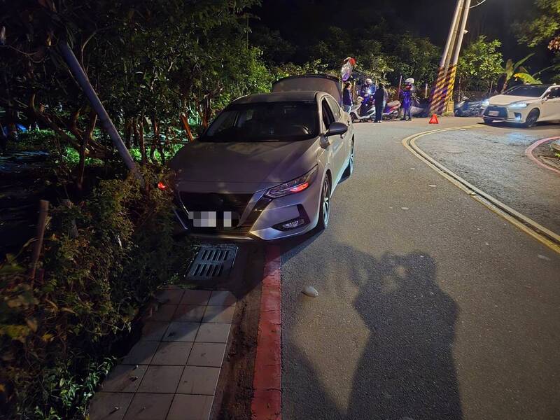 楊女駕車離開烘爐地，先擦撞停車場車輛，後續又撞山壁。 圖：翻攝畫面