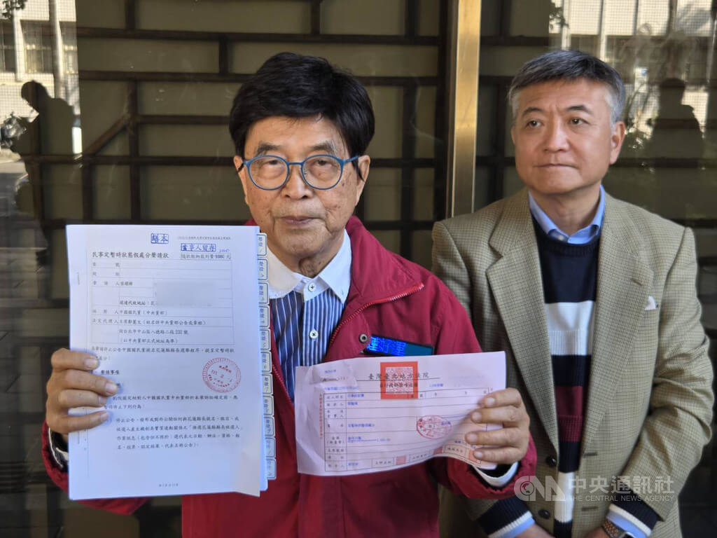 爭取國民黨花蓮縣長提名的前花蓮市長葉耀輝（左），認為縣黨部內參民調程序有瑕疵，4日在前媒體人何啟聖（右）陪同下，到台北地方法院二度聲請定暫時狀態假處分，要求凍結花蓮縣長提名程序。中央社記者謝君臨攝 115年2月4日