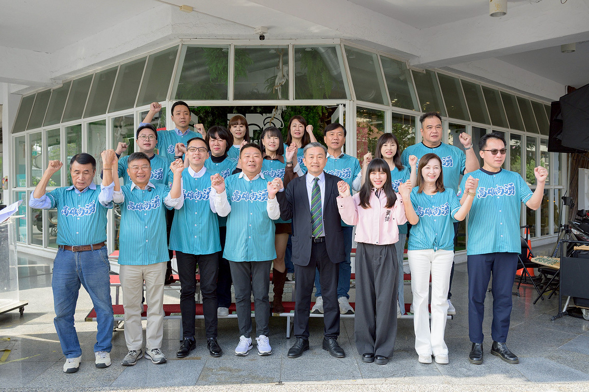 高雄湧言會「17人團結戰隊」全員穿上棒球裝，以現任議員拉抬新人造勢方式，打出團體戰。 圖：湧言會/提供