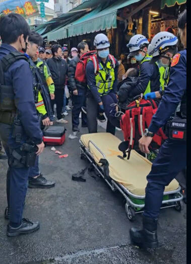 南苗市場鐘姓男子隨機砍人，員警開槍制伏。 圖：民眾提供