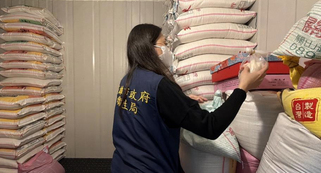 高雄市衛生局派員前往業者倉庫與販售場所稽查。 圖：高雄市政府衛生局/提供