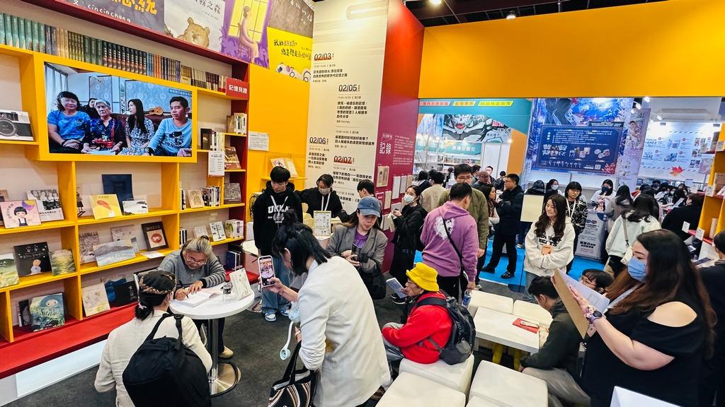 台北國際書展」登場，新書分享活動結束後，利格拉樂·阿(女烏)於人權館書展展位進行簽書。 圖：國家人權博物館提供