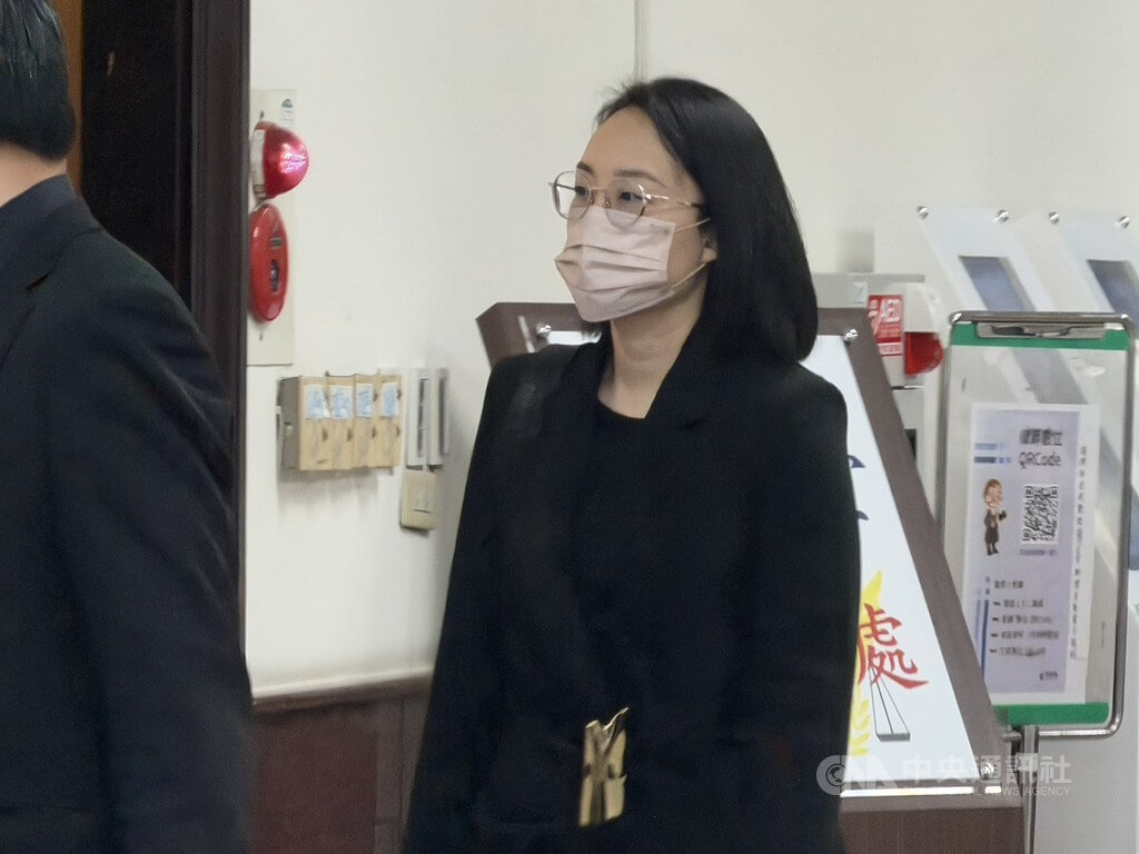 立委徐巧芯大姑劉向婕（圖）被控洗錢案，4日赴台灣高等法院出庭，於庭上與4名被害人和解成立，庭訊後在律師陪同下離開法院。中央社記者劉世怡攝 115年2月4日
