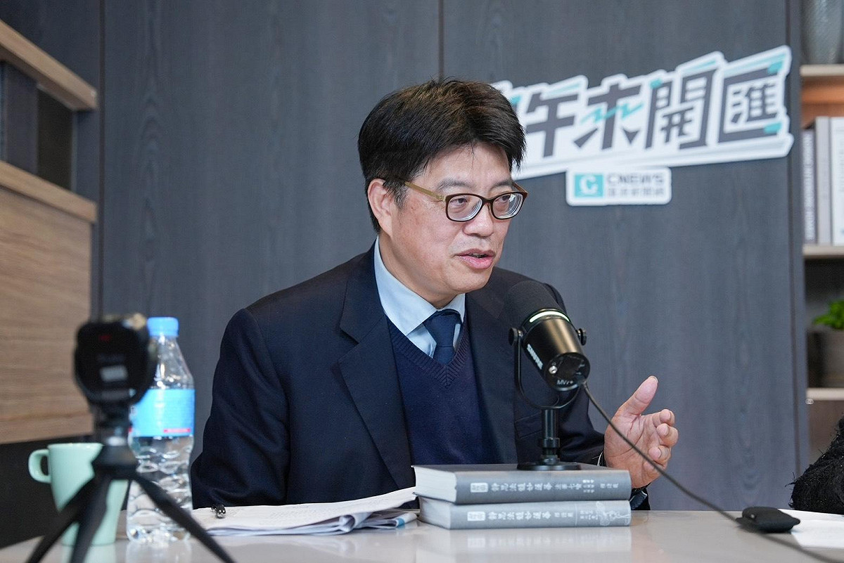 大陸委員會主委邱垂正今（4）日接受主持人黃光芹《CNEWS匯流新聞網》政論live直播節目《中午來開匯》專訪。 圖：《CNEWS匯流新聞網》提供