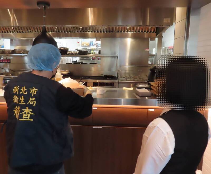 新北市衛生局接獲通報後，派員前往該餐廳稽查。 圖：新北市衛生局/提供