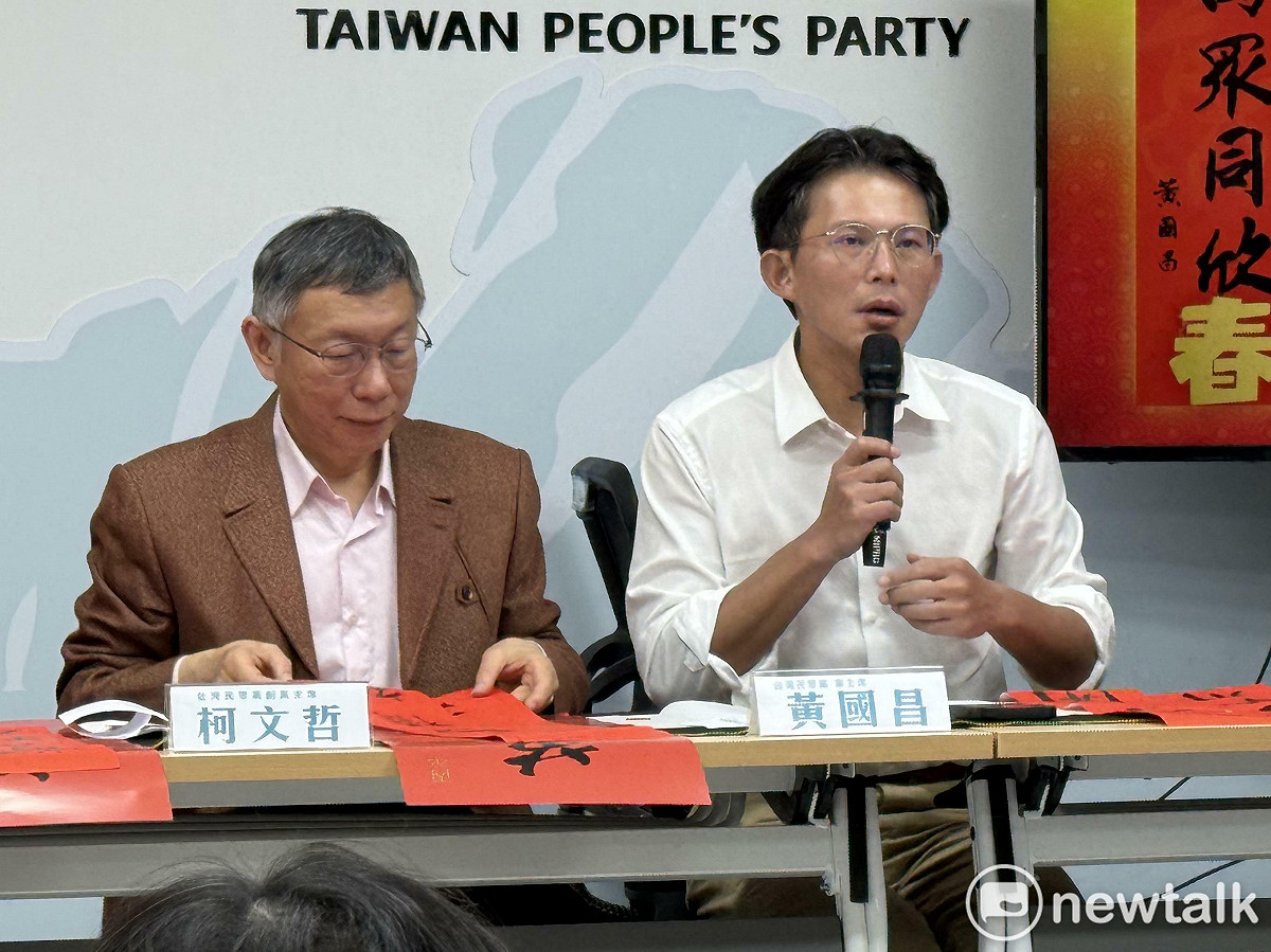 民眾黨主席黃國昌（右）、國家治理學院院長柯文哲（左）。 圖：周煊惠 / 攝
