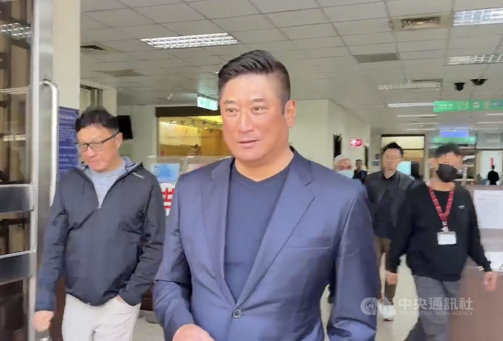 中華民國棒球協會理事長辜仲諒（前）因涉銀行法案件，4日赴二審台灣高等法院開庭，庭上表示，擬赴日本東京經典賽，聲請暫時解除限制出境。中央社記者劉世怡攝　115年2月4日