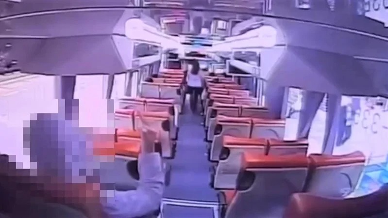 袁姓男子在公車上失控咆哮並比出不雅手勢，導致其他乘客恐慌。 圖：翻攝畫面