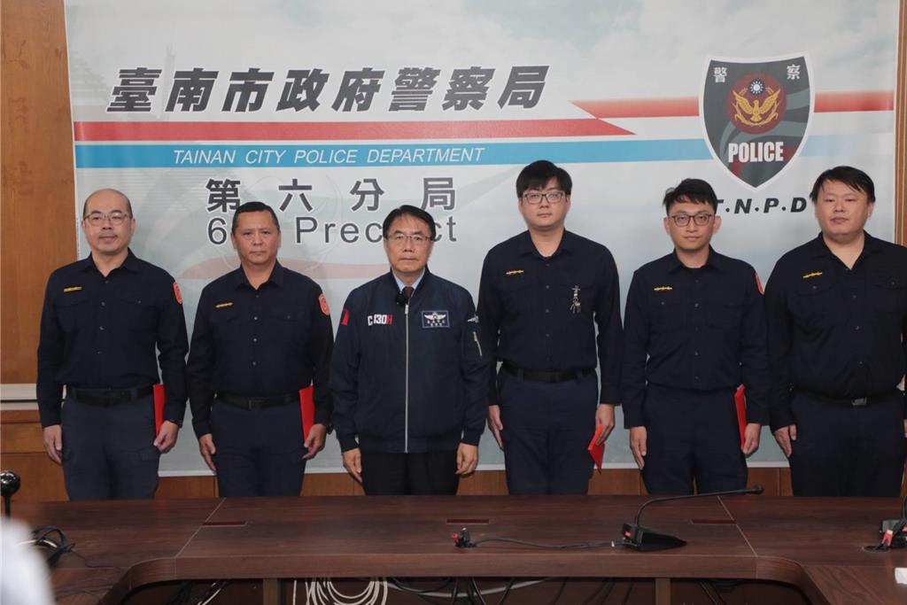 金華派出所警員與副所長聯手壓制持刀攻擊的陳姓男子，市長黃偉哲今發獎金表揚。 圖：台南市府提供