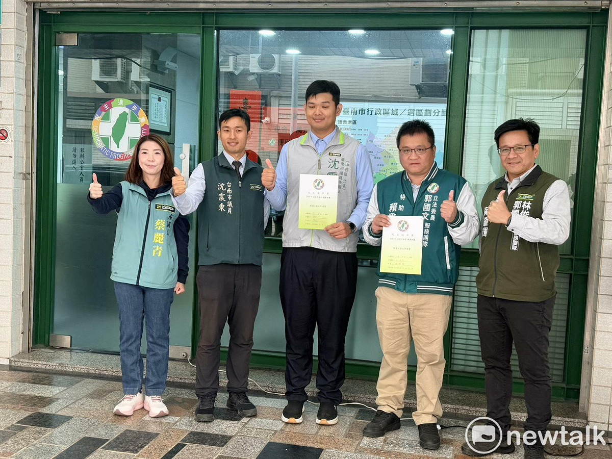 參加市議員初選的兩位新人賴懋慶、沈震南今日拔得頭香，率先領表，其中又以賴懋慶旋即填表並繳交相關登記費用，最受矚目。 圖；民進黨台南市黨部提供