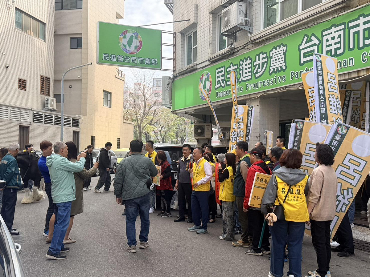 民進黨六都直轄市議員提名作業領表登記自今日起至10日為止，首日領表計有36人，領表情況十分踴躍。 圖；民進黨台南市黨部提供
