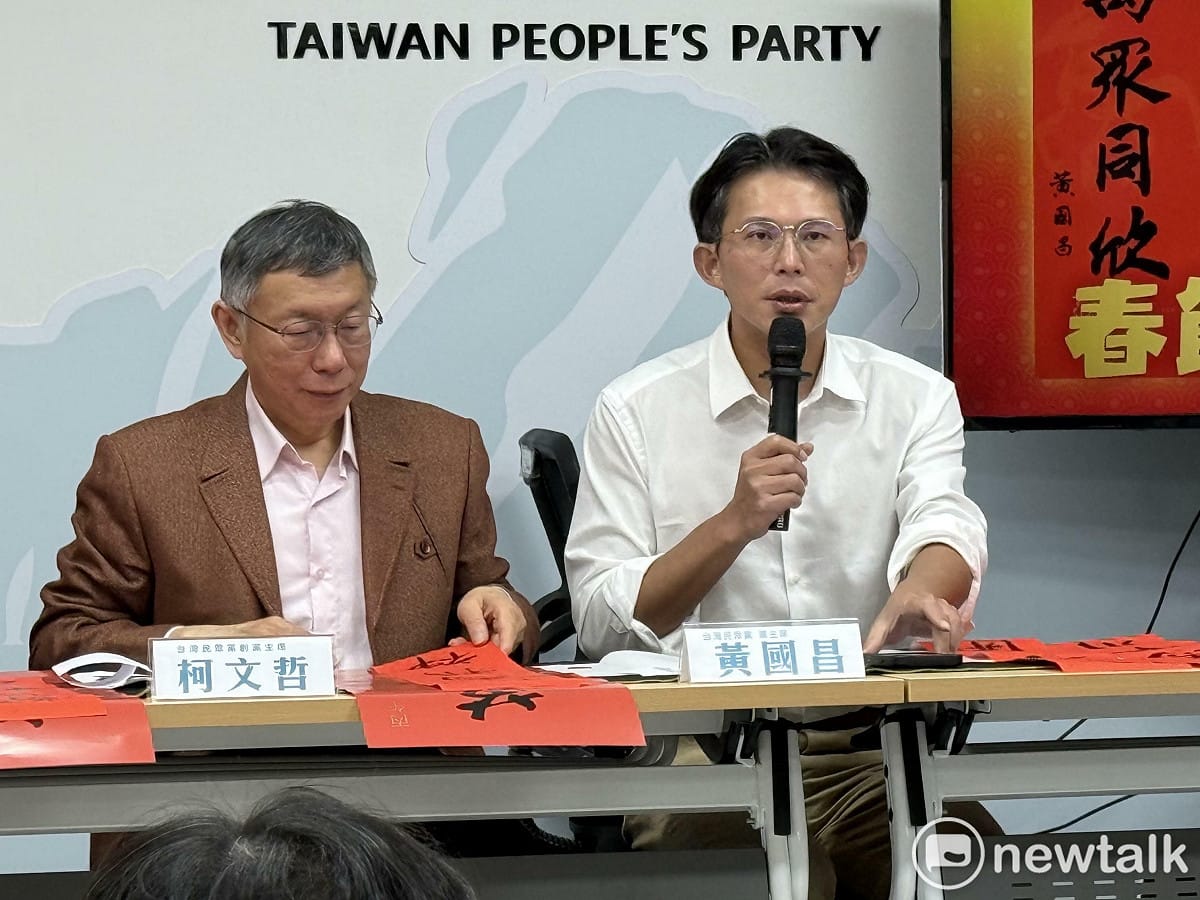民眾黨主席黃國昌（右）、前黨主席柯文哲（左）。 圖：周煊惠 / 攝