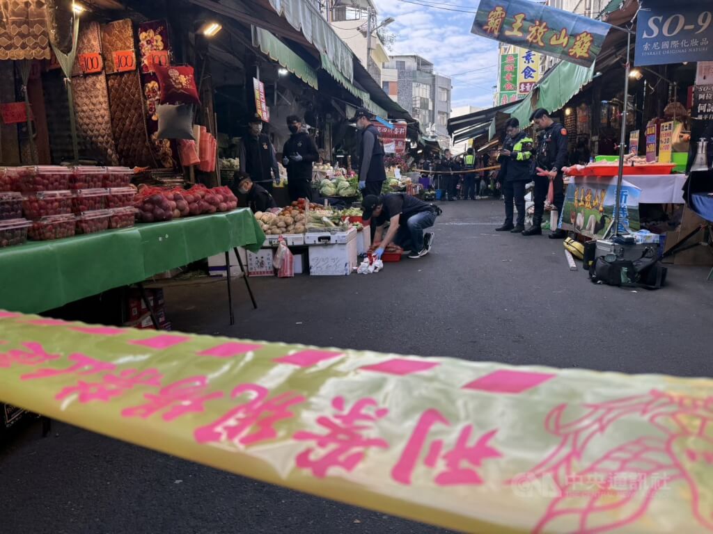 苗栗縣40歲鍾姓男子4日在南苗市場持刀引起恐慌後，砍傷1名員警，鍾男遭另名員警開槍制伏送醫不治。圖為警方在事發現場拉起封鎖線。中央社記者管瑞平攝　115年2月4日