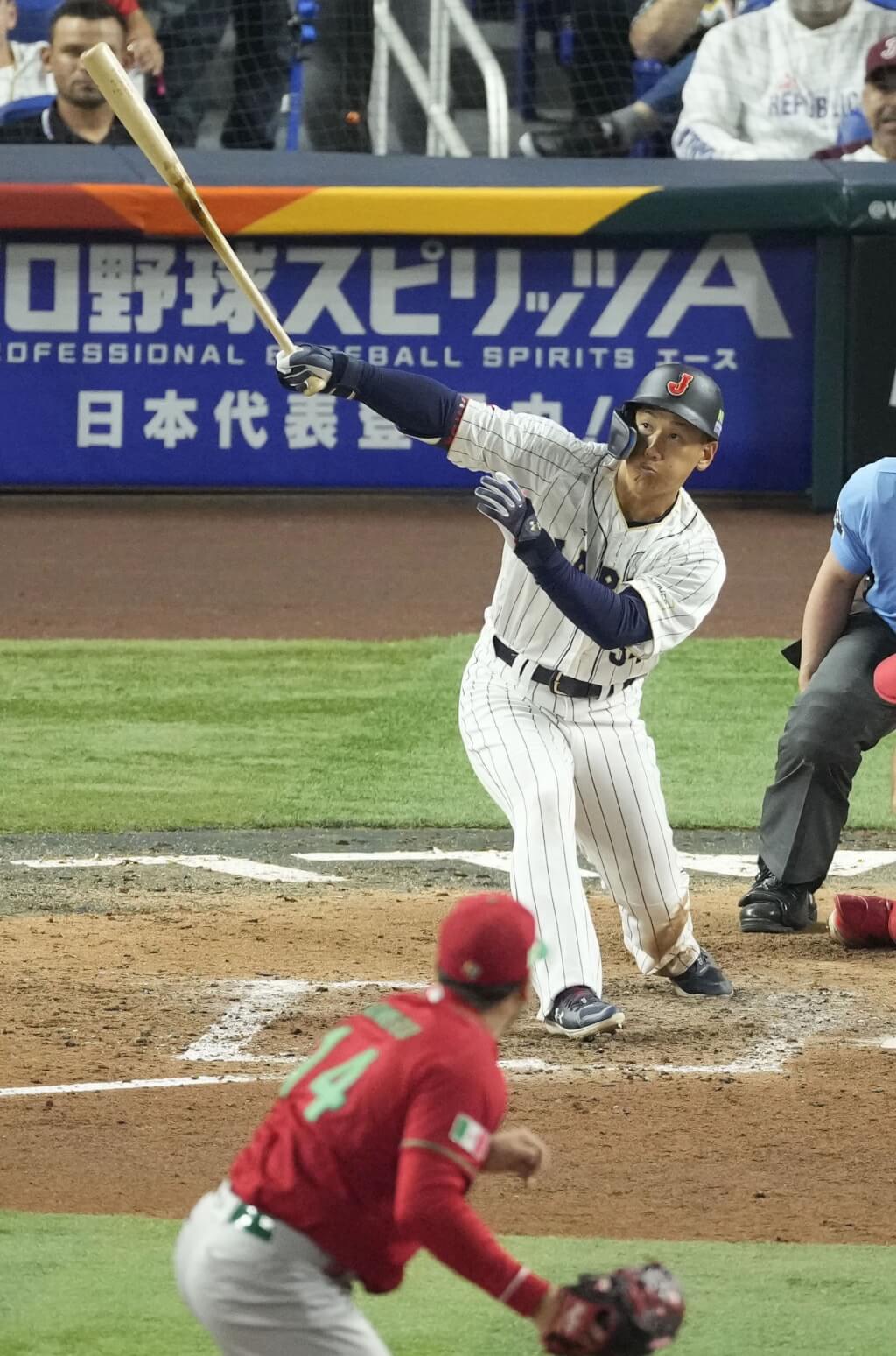 效力MLB波士頓紅襪的日籍球員吉田正尚（打者）4日入選世界棒球經典賽日本代表隊。圖為吉田正尚2023年經典賽在準決賽轟出追平比數的3分砲。（共同社）