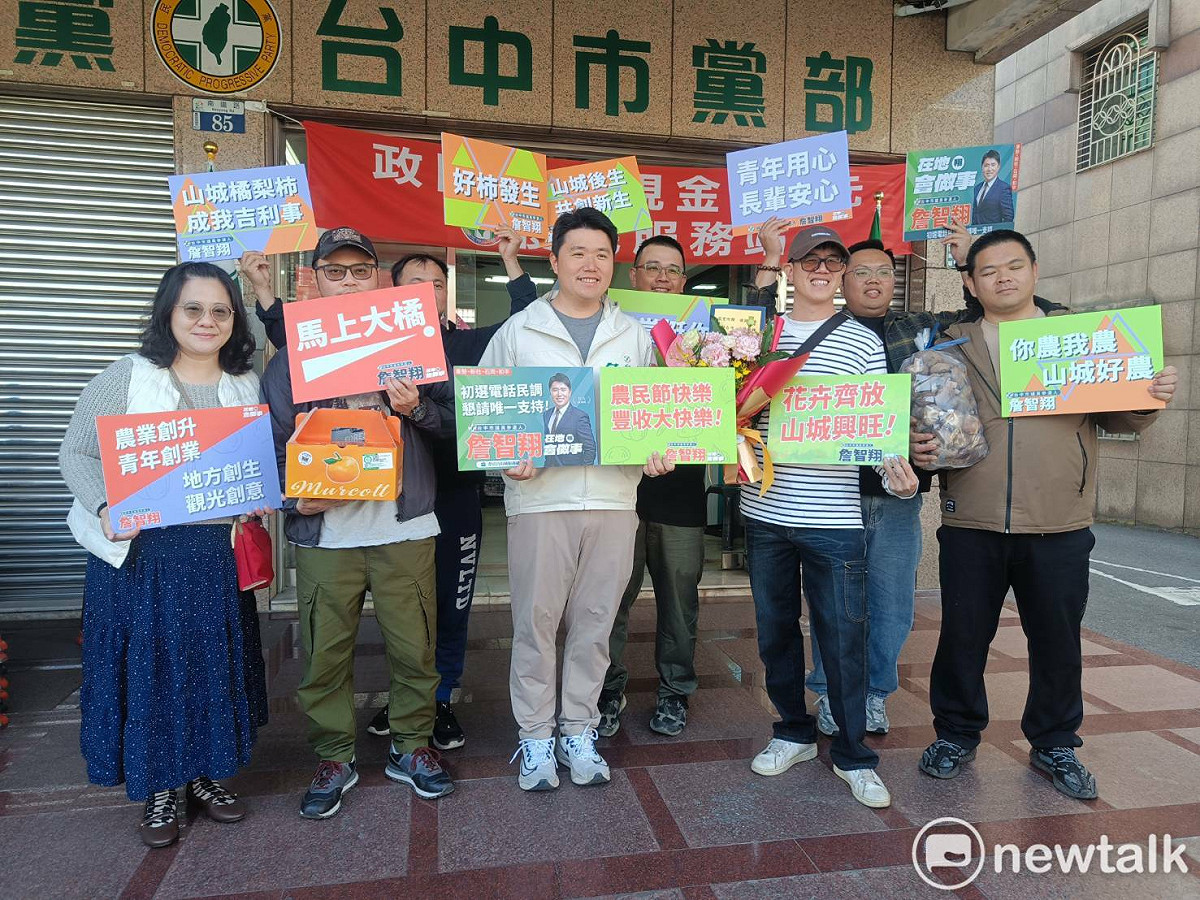 多位山城青農陪同詹智翔辦理提名登記。 圖：唐復年/攝