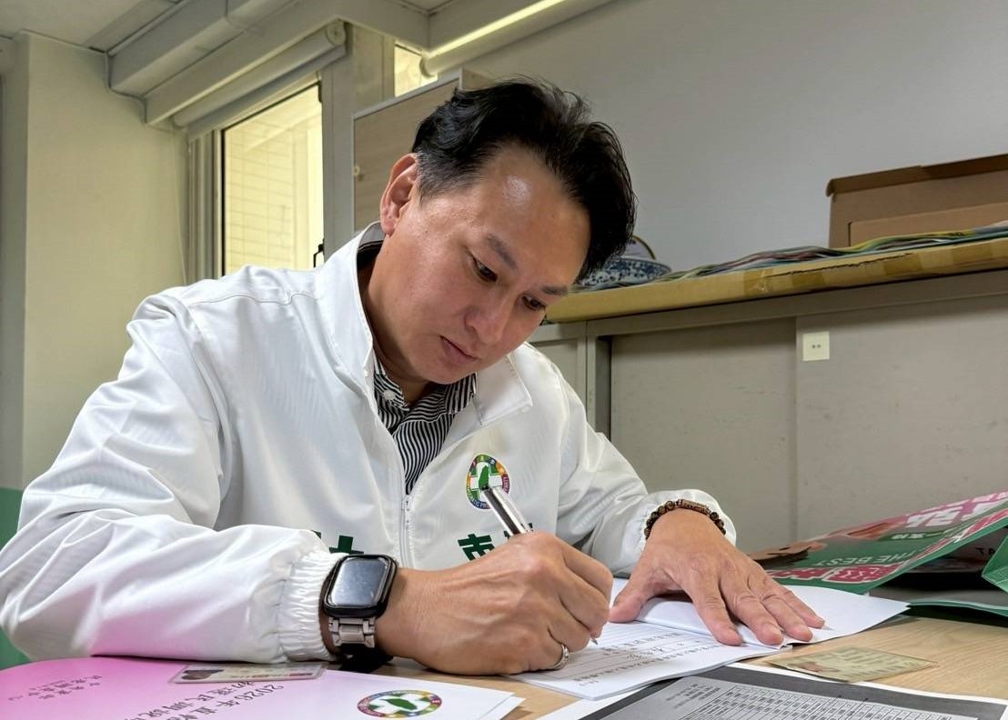 高雄市第6選區議員參選人林哲弘，是首日唯一完成民進黨黨內初選登記的新人。 圖：林哲弘服務處/提供