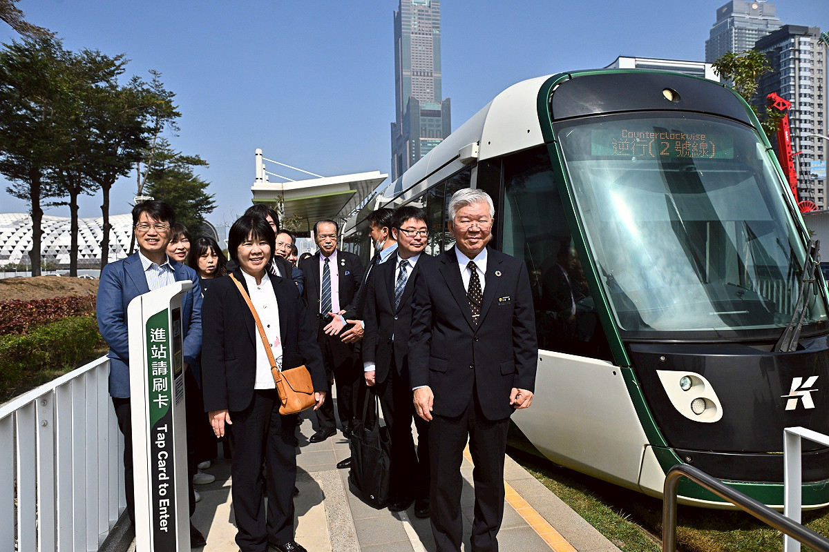 沖繩縣訪團搭乘高雄輕軌。 圖：高雄市行國處/提供