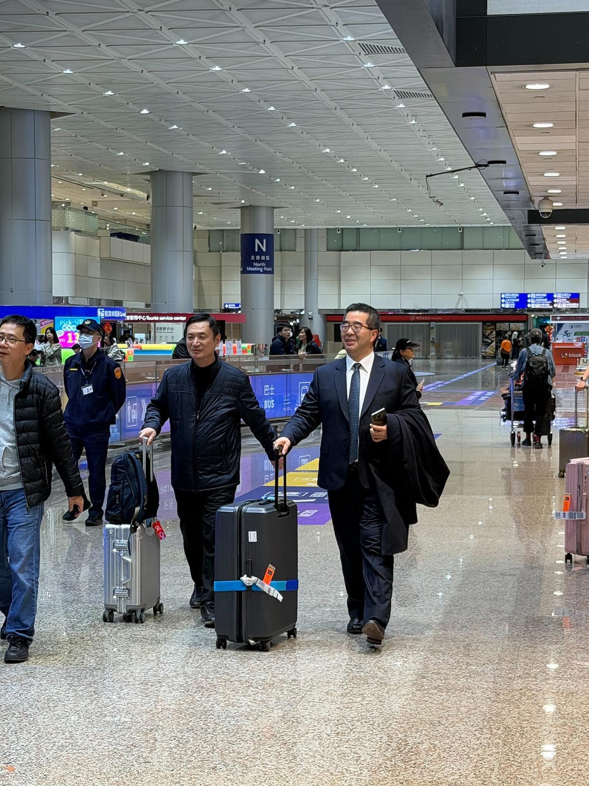 蕭旭岑等人4日晚間自中國返台。 圖：翻攝蕭旭岑臉書